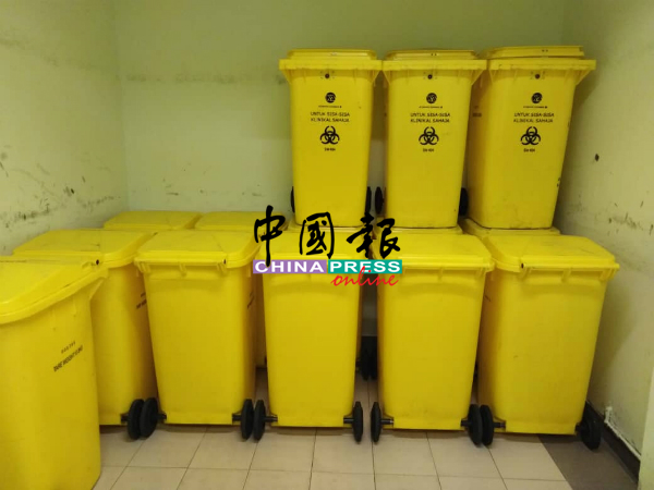 医疗废弃物一般必须丢弃在黄色的桶，并被送往有准证的废料处理中心丢弃。 