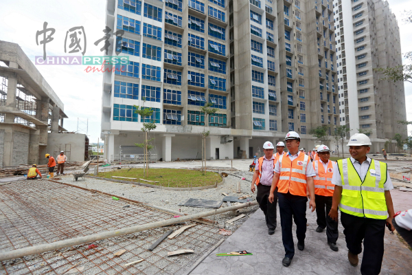 张聒翔（右3起）和吴金财一起巡视芙蓉中环广场“一个马来西亚人民房屋计划”的内部情况，以了解其兴建过程。