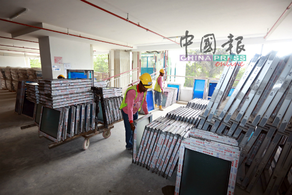 建筑工人正在进行建设工作，希望可如期竣工。