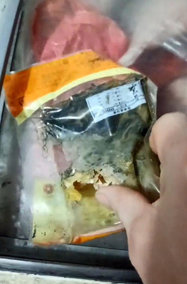 包装食品疑似被老鼠咬过，包装外出现一个洞口。 