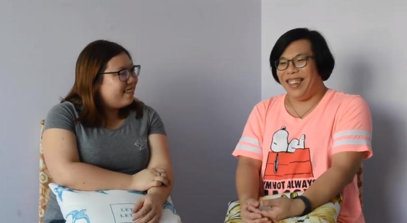 T Project分享视频，访问一名变性妈妈（右）和她的女儿。（视频截图） 