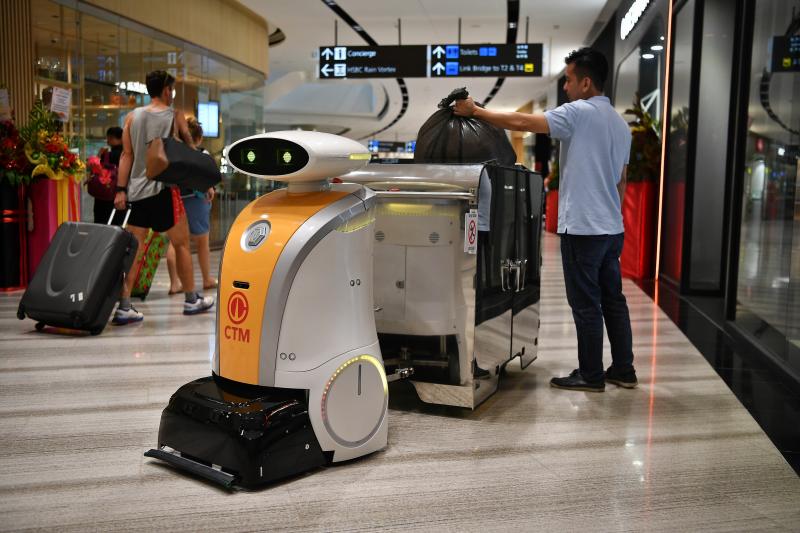 名为Yi Wei的机器人在星耀樟宜购物商场收垃圾，可拉动1000公升的垃圾桶。 