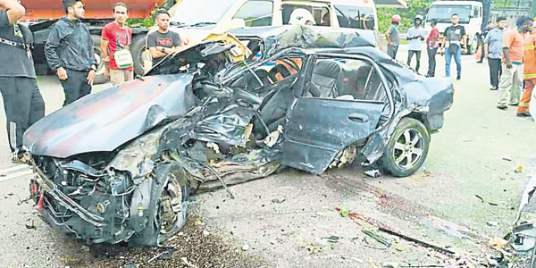 宝腾威拉毁不成形，司机更当场夹毙。