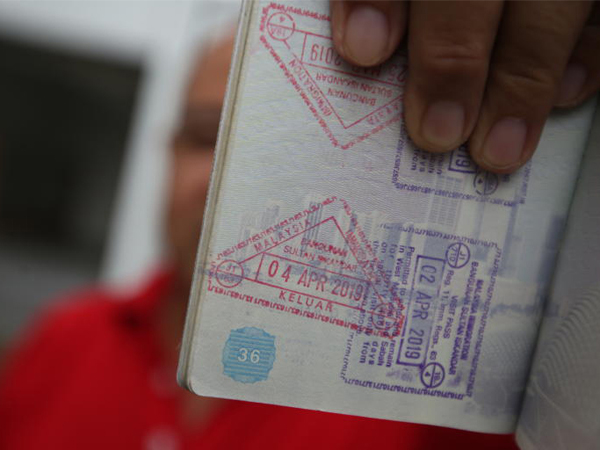 颜先生出示被盖错日期的护照页面。