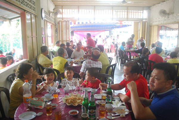 晏斗闽南公所举行庆祝清明节午宴，筵开15席。