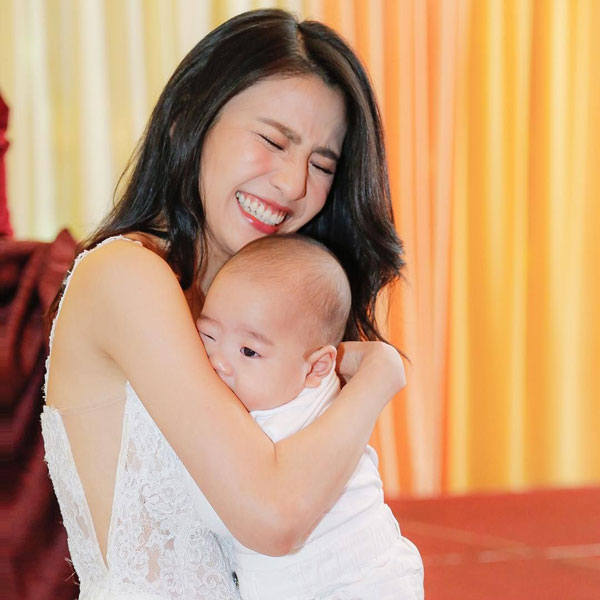 林芊妤抱著兒子笑的很開心。