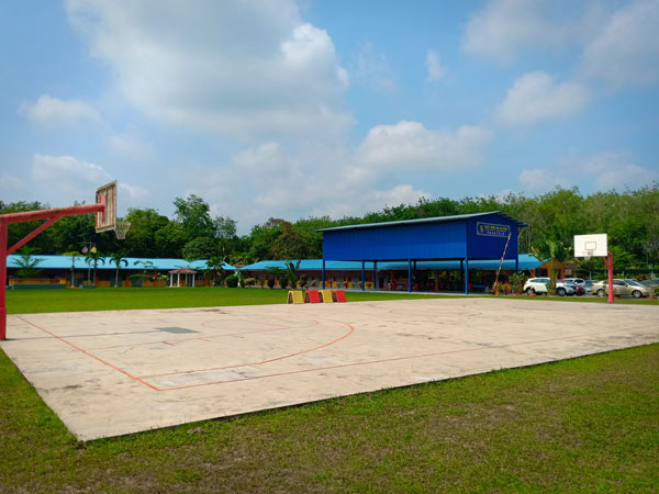 阿逸依淡中华小学要求政府拨款兴建篮球场顶盖。