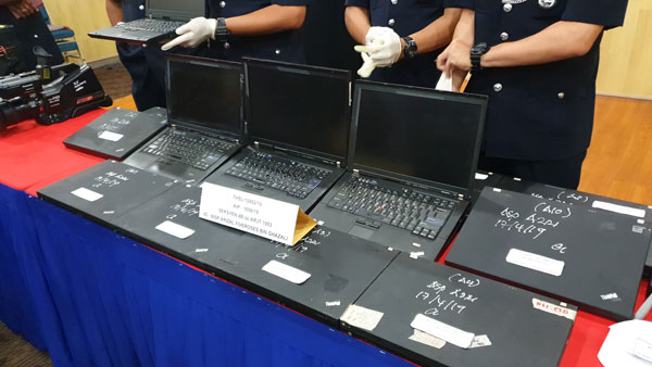 警方突击2间马机店，起获不少手提电脑、数据机等。