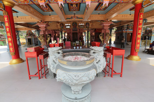 神庙内设有中华风格的香炉，供善信拈香膜拜。