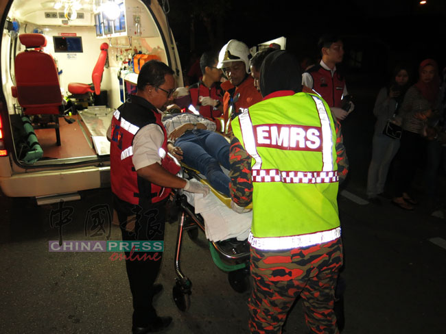 医务人员将伤者送往医院治疗。