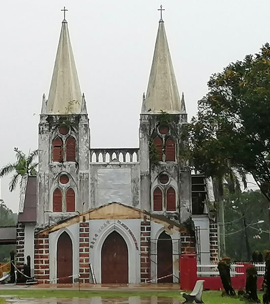 阿依沙叻新村内有一座170年历史的天主徒教堂，可成为郊区旅游景点。