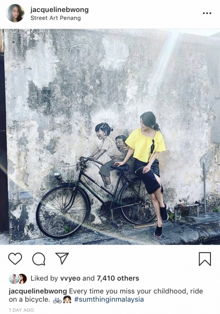 人在槟城的黄心颖在壁画前拍照。
