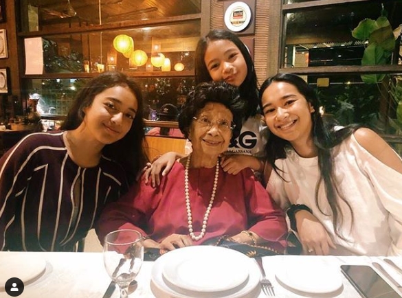 美拉艾雅娜（坐者右起）不時上載與家人的生活照。坐者中為奶奶敦西蒂哈絲瑪。（圖取自instagram） 