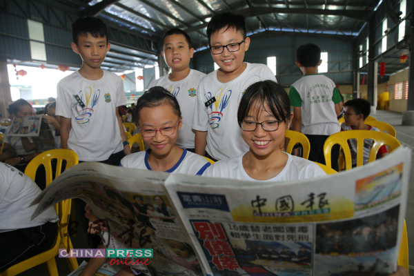 芙蓉双溪沙叻华小学生阅读《中国报》，了解每日时事。