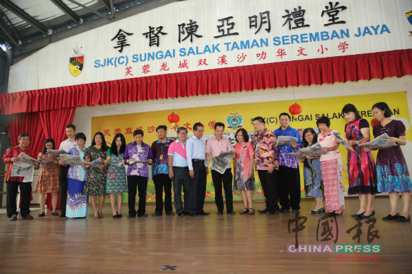 在亚沙国会议员谢琪清（右8）拨款赞助下，选区内13间中小学代表接领《中国报》。