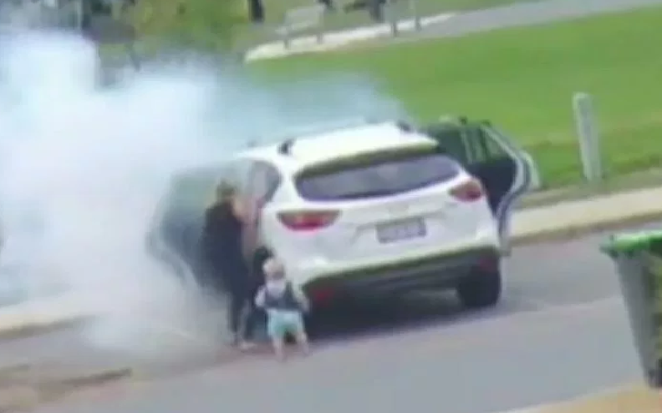 汽車冒出了大量煙霧, 凱薩琳立刻把兩名孩子湯米和亨特從車裡拉出來。