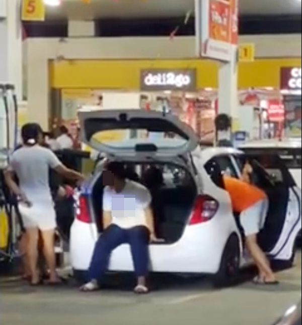 在新山的一家油站，四个人为了让汽车多添油而齐齐出动，其中两人负责摇晃汽车，以便让汽车能多添些油。（取自面子书）