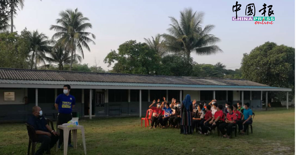 怡保东姑阿都拉曼中学部分感染流感的学生在学校宿舍隔离。