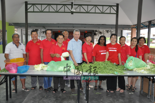 万茂新村为森州首个响应食物银行计划的华人新村，右4起为罗爱兰、卡玛拉、郑进蕊及叶耀荣。