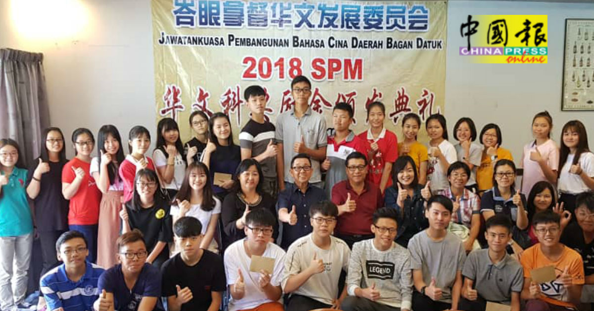 陈逸发（次排左4）与峇眼拿督5间国中华裔生代表们合照，促请更多中学生参与427激励讲座会。