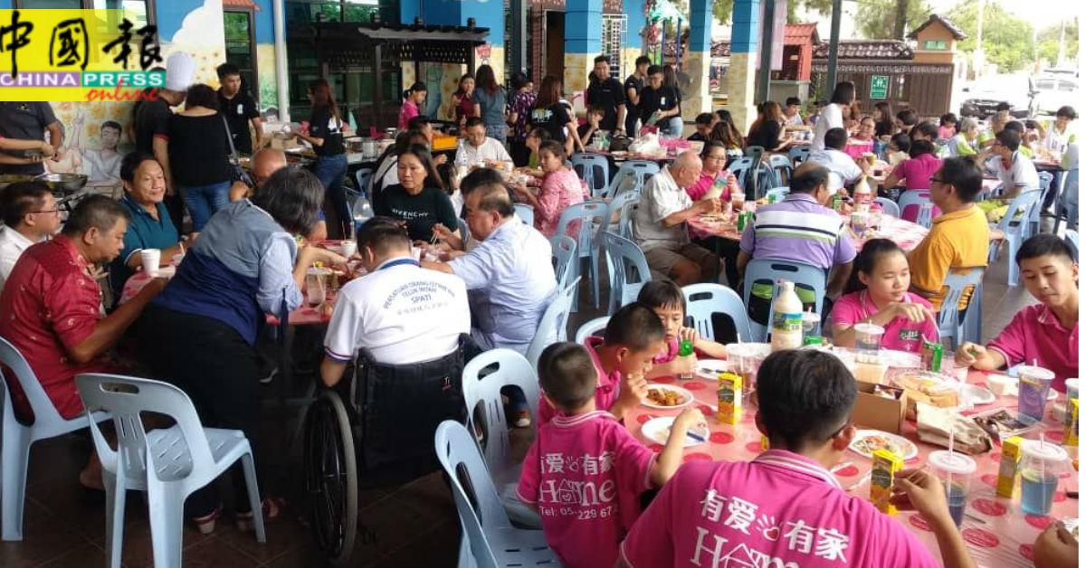 逾百名热心人与孩子共餐，为“818慈善晚宴”举办第一场造势会。