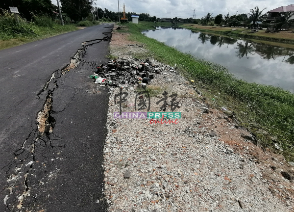 吉里望甘榜登亚河旁河堤遭河水冲毁，泥土流失，造成约一半道路下陷。