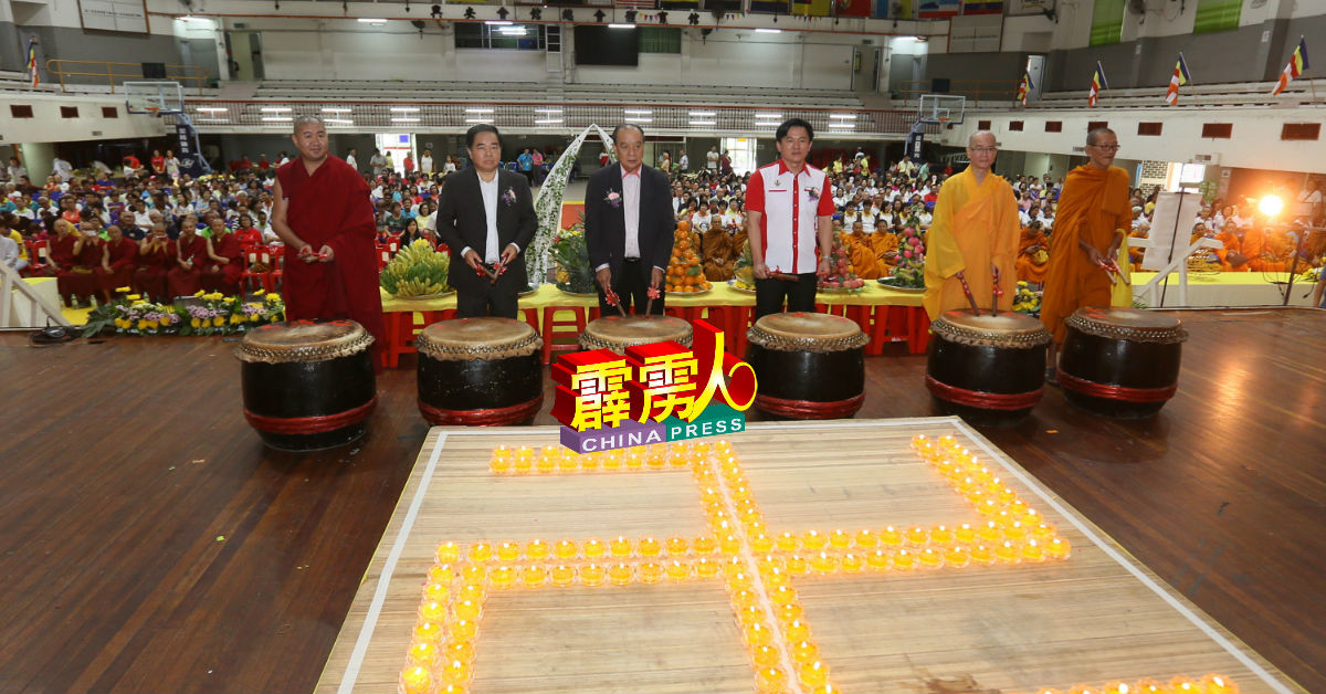噶松贡宝堪布法师（左起）、陈德杰、蔡明田、杨祖强、显行法师及朝叻，一同主持击鼓仪式。