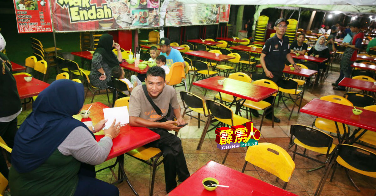 霹州卫生局与怡保市政厅展开禁烟教育执法行动，在检查10个食肆摊位中，仅有一摊位没有放置禁烟告示牌。