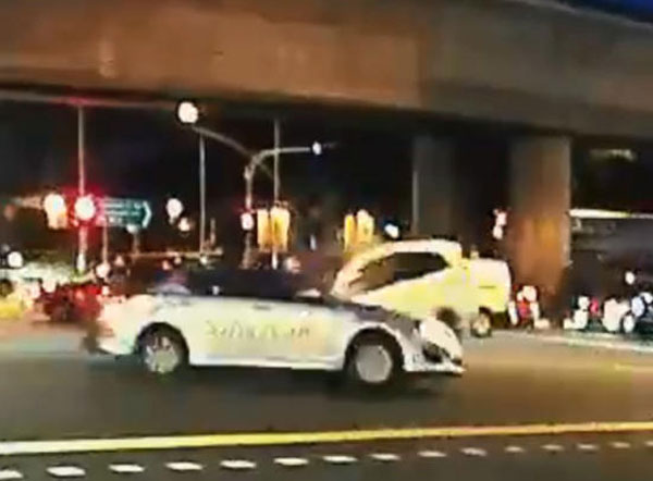 德士和轿车在交界处相撞，酿1死5伤惨案。（档案照） 