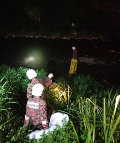 住宅花园附近的河流惊现浮尸，惊动警方和消拯员到场。