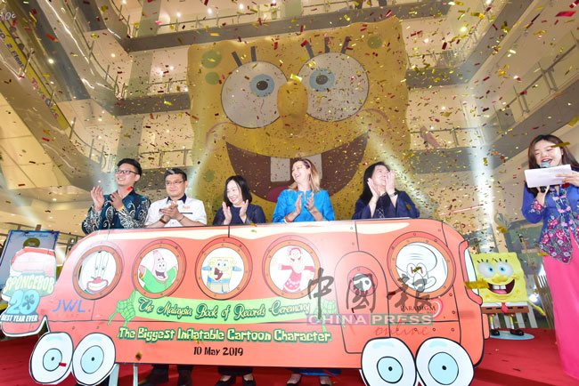 洪伟良（左起）、黄枫伟、蔡巧莲、克莱尔和郭玥珠为新山佰乐泰广场巨型海绵宝宝列入马来西亚纪录大全而欢呼。