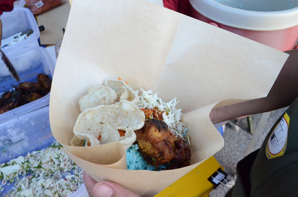 用蜡纸包的蓝花饭（nasi kerabu），环保又不失传统。