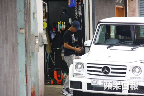 馬國明駕著白色越野車到洗車店洗車。