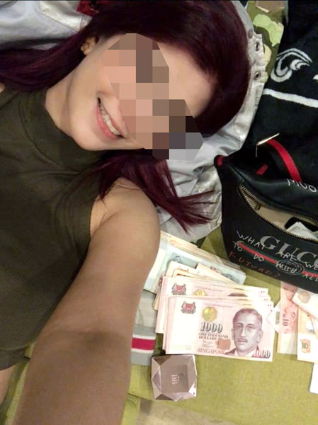 涉及欺骗的娜塔莎，被指常将与大笔钞票的合照上载到面簿，显得自己很有钱，让投资者更信任她。（受访者提供）