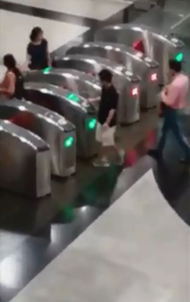 华裔男子独自在捷运入闸机不断来回出入，诡异行为令在场民众傻眼。