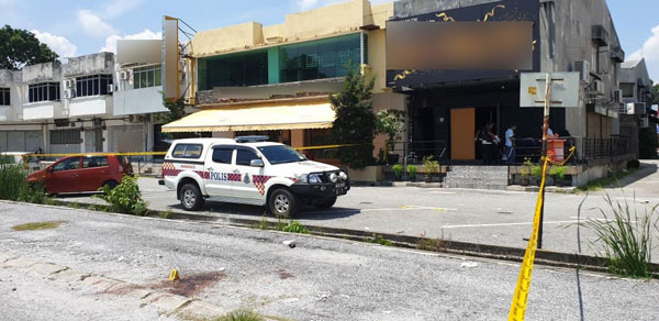 怡保花园东区某酒廊发生命案，警方在酒廊外拉起黄色警戒线。