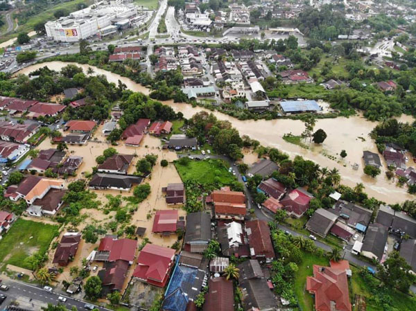 网民拍的空中鸟瞰图，可以看到暗邦岸甘榜依斯迈被洪水淹浸的情况。