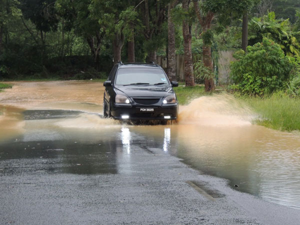 丰利园道路变成“水河”，车辆涉水而过。
