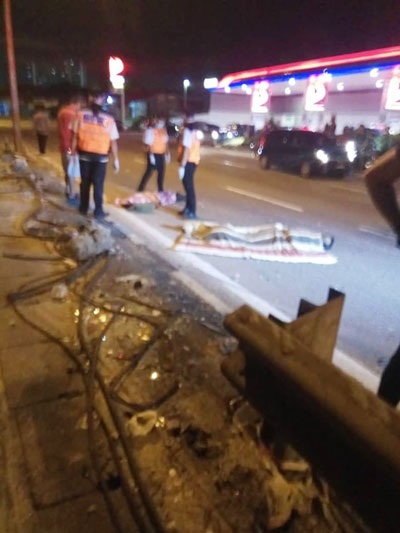 两名华裔老翁突然从道路的中央分界堤冲出来，导致轿车闪避不及，撞向两名老翁，当场死亡。