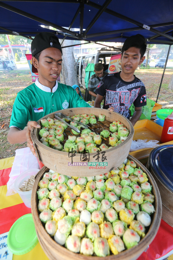 马来同胞也售卖中华传统美食“烧卖”。