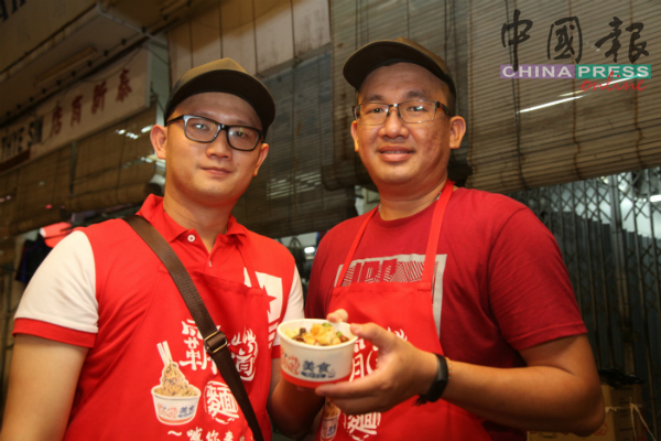 蔡勇铨（左起）与陈耀福经营小生意的心愿如愿以偿，在祈安美食街售卖霸道面。