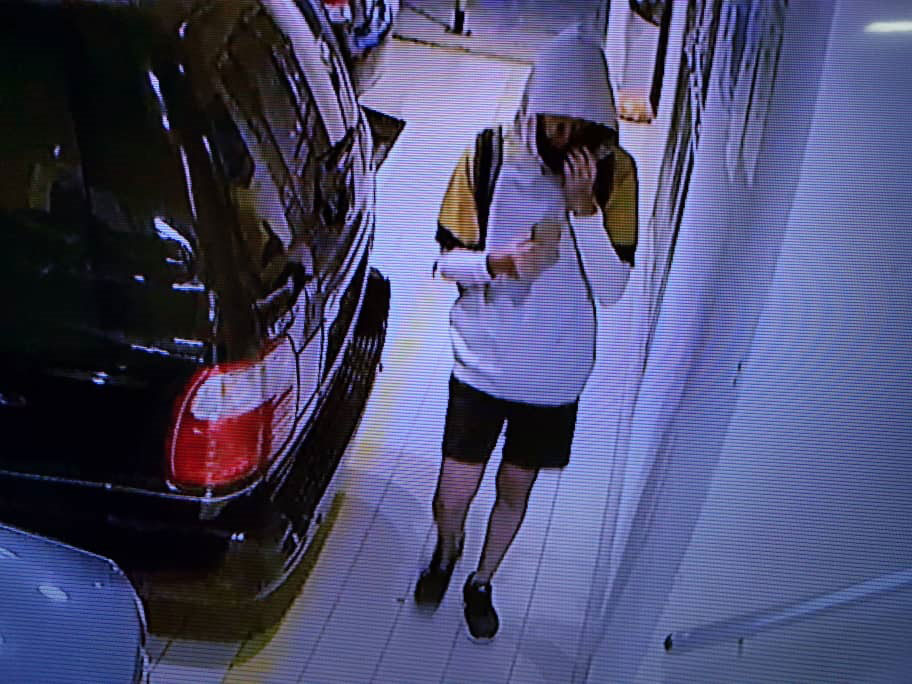 蔡凯钿离家出走时被公寓单位的闭路电视拍下。