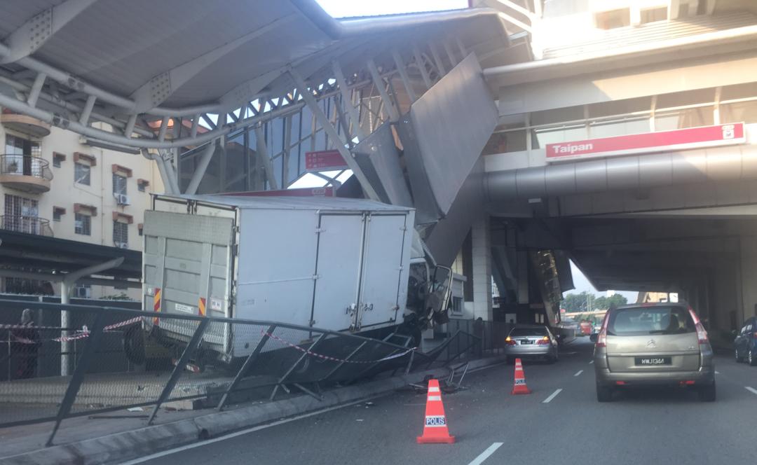梳邦再也大班（Taipan）轻快铁站的步行天桥被一辆罗里撞毁，所幸没有影响该站的服务。（图取自面子书Kia Subang Jaya梳邦再也专页）