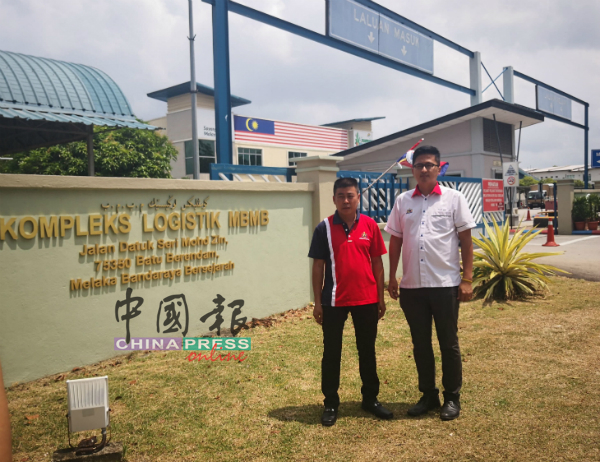 谢守钦（右起）和洪清顺前往峇株安南市政厅社区基设及物流区巡视，了解流浪狗问题。