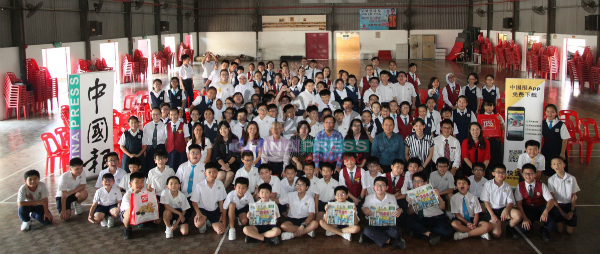 文化学校师生喜获赠《中国报》。