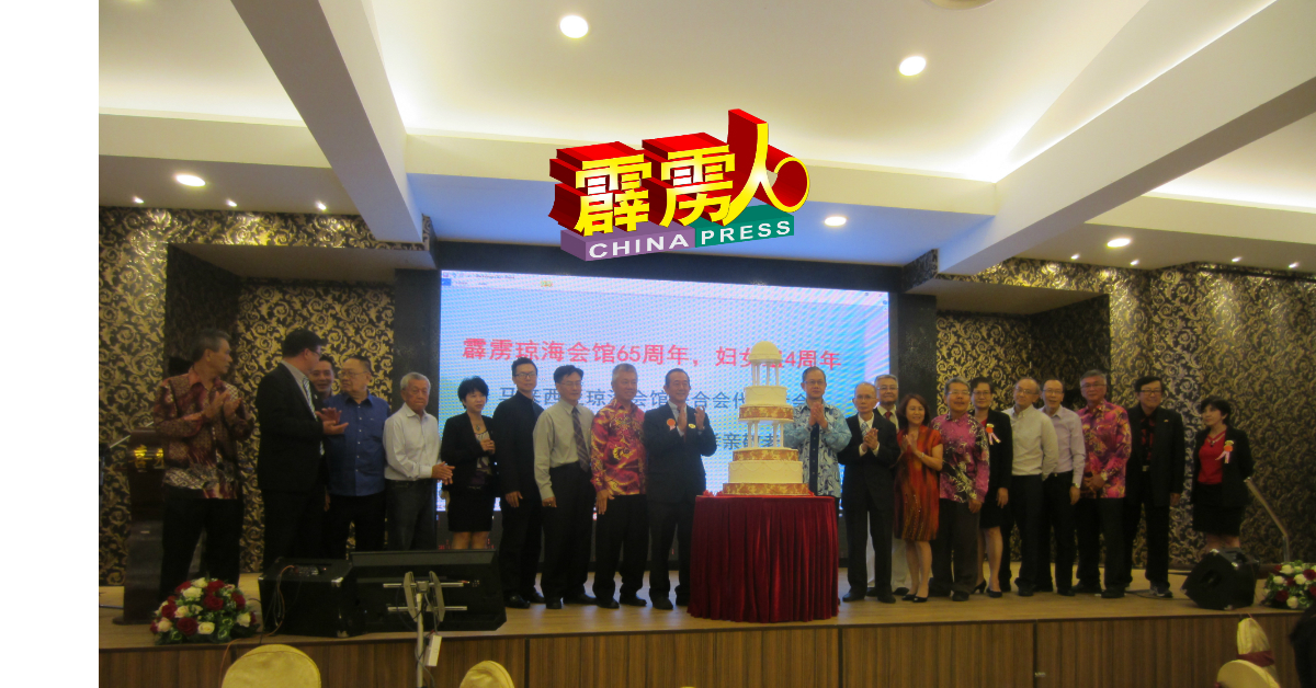 ■林明辉（左5起）、李文材、符朝安与众理事，共切纪念蛋糕。