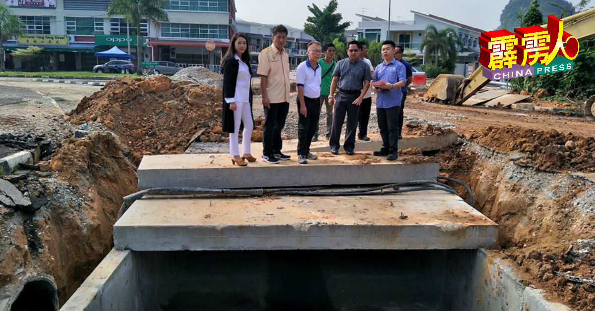 刘国南（右）在2017年担任怡保市议员，积极关注及解决巴占的水患问题。（图自刘国南面子书）