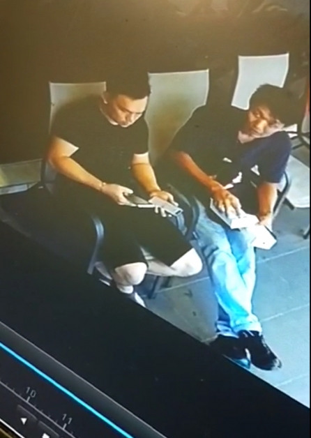 闭路电视拍到男子（左）检查手机，右是林文辉。
