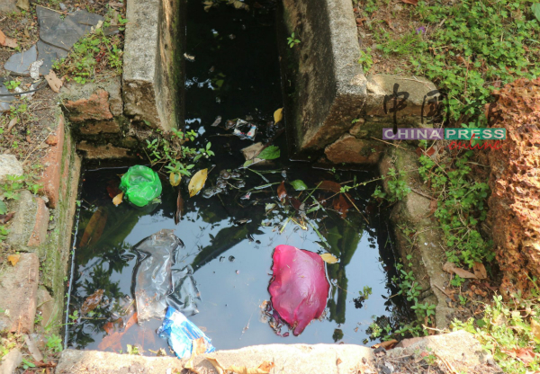 沟渠积水，而且堆积垃圾，阻碍排水的顺畅。