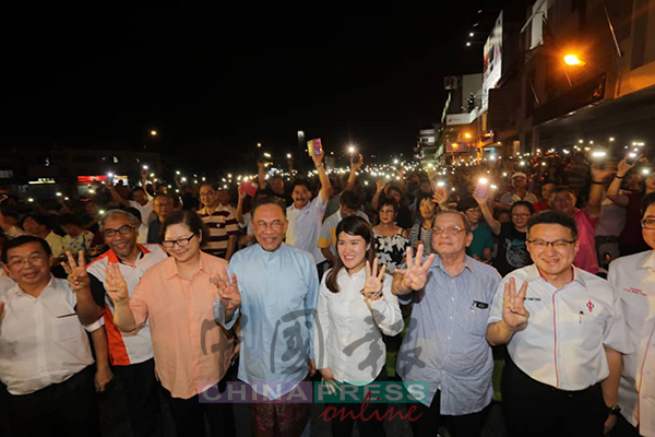 各希盟领袖比出3的手势，呼吁选民支持3号候选人黄诗怡（右3）。左为首相对华特使陈国伟，左3起为沙巴副首长拿督刘静芝、安华、林吉祥、国防部副部长刘镇东。